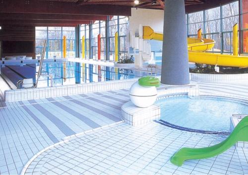 - une grande piscine dans un grand bâtiment avec piscine dans l'établissement Appartement tout confort Ugine, à Ugine