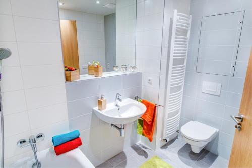 een witte badkamer met een wastafel en een toilet bij Apartman Medvědín 306 in Špindlerův Mlýn