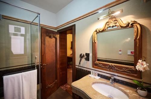 Ett badrum på Brilant Antik Hotel