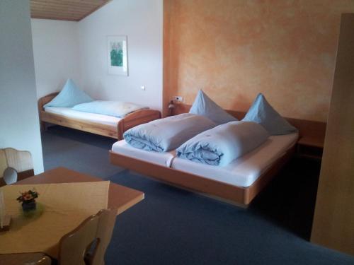 Postel nebo postele na pokoji v ubytování Berghofstüble Obermarchtal
