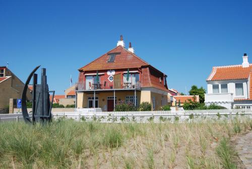 a house with a fence in front of it at Skagen Room in Skagen