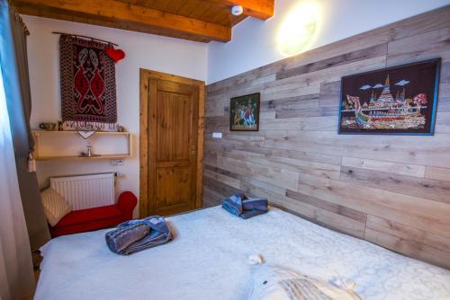 ein Schlafzimmer mit einem Bett und einer Holzwand in der Unterkunft Moroder Haus in Mayrhofen