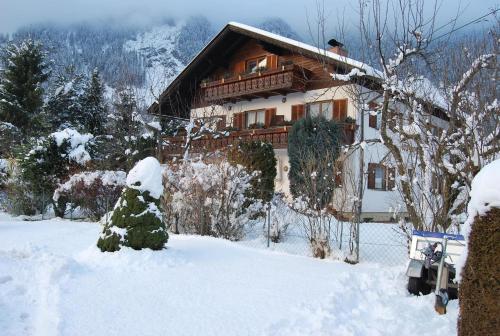 una casa cubierta de nieve en el frente en Haus Dorfer, en Döbriach