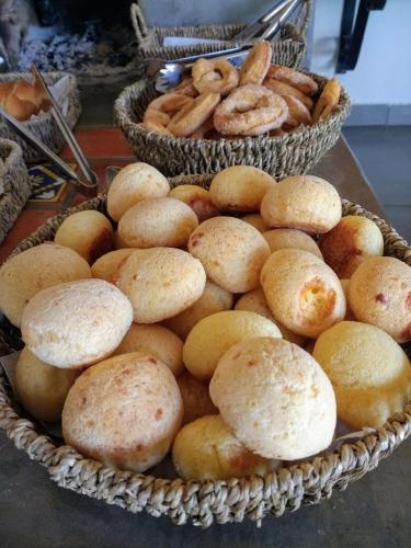 een stapel brood en andere etenswaren in manden bij Pousada Divina Minas in Três Corações