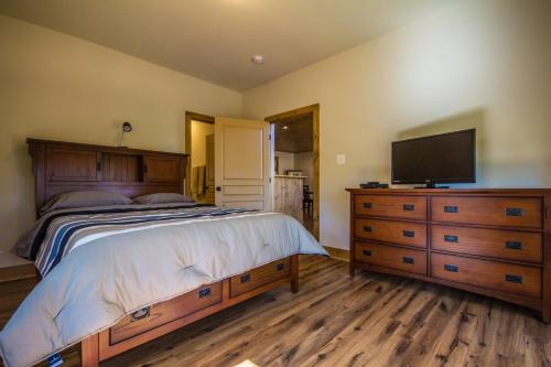 Katil atau katil-katil dalam bilik di Eagle's Nest- A pet friendly cabin on the river!