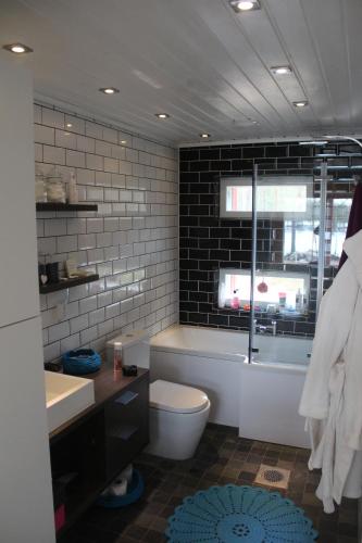 A bathroom at Winter Bay Cottage