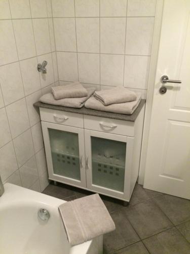 a bathroom with a sink and a tub and a toilet at Nordlicht in Büsum-Stinteck in Stinteck