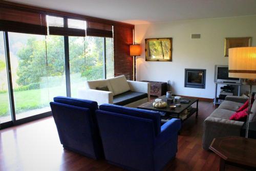 a living room with a couch and a table at Casa do Lavadouro in Paços de Gaiolo