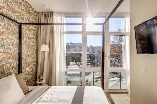 1 dormitorio con cama y ventana grande en RN _ Residenza Novecento, en Roma