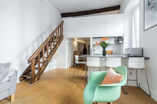un salon avec un escalier et une chaise verte dans l'établissement Nicelidays - Le Suede - Carré d'or - 2min from beaches, à Nice