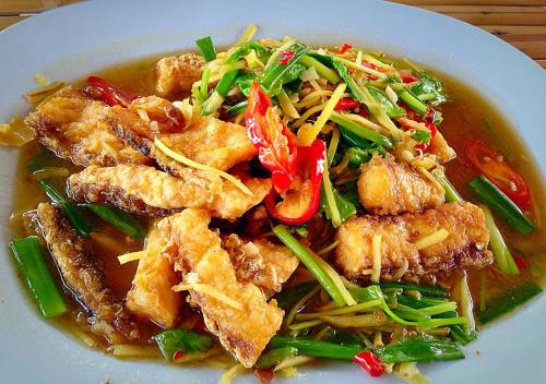 a white plate of food with chicken and vegetables at Hadthong Resort in Pak Phayun