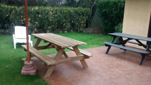 a picnic table and a bench and an umbrella at Parcela privada con piscina en Olmué in Olmué