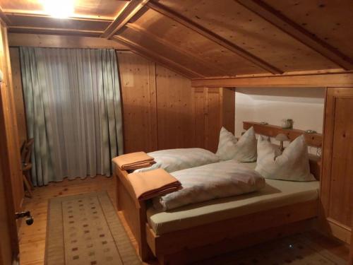 ヴィルゲンにあるVoltahofのベッドルーム1室(大型ベッド1台付)