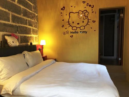 a bedroom with a bed with music notes on the wall at Dosun B&B in Jiufen