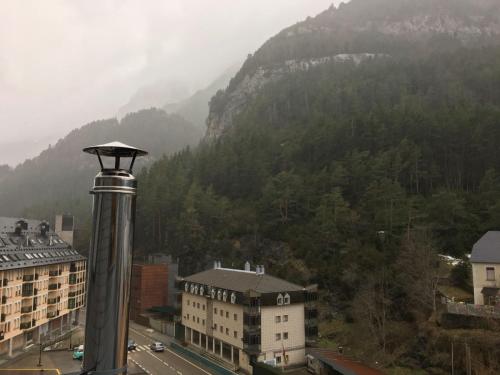 a view of a city with a mountain in the background at Magnífico Ático Duplex con vistas a la montaña in Canfranc-Estación