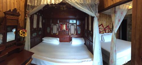 an overhead view of a bedroom with two beds at Dosun B&B in Jiufen