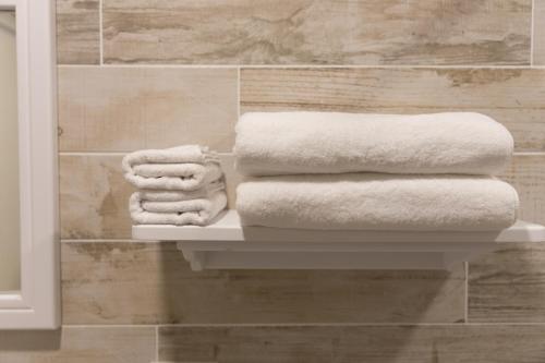 ein Stapel Handtücher auf einem Regal in einem Badezimmer in der Unterkunft Let's Go Papa in Taitung