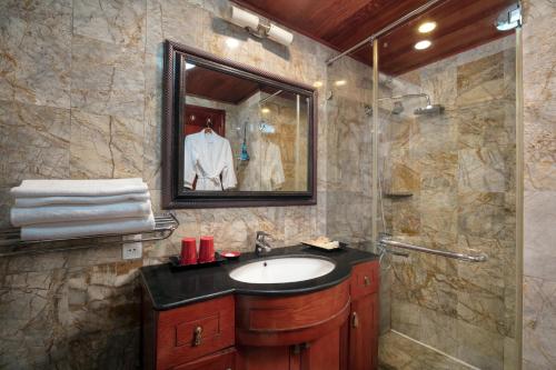 un baño con lavabo y espejo en Garden Legend Cruise, en Ha Long