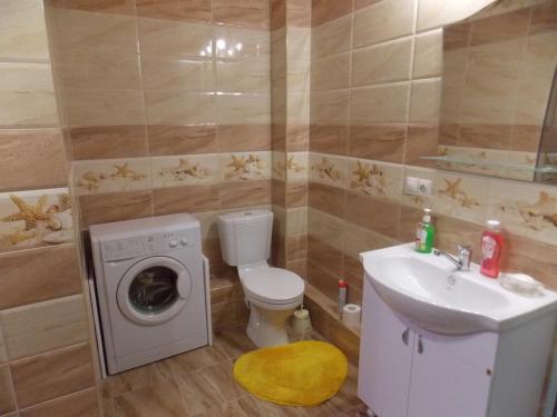 Gor'kogoにあるApartaments LUX STATUS Moskovsky Prospektのバスルーム(トイレ、洗面台、洗濯機付)