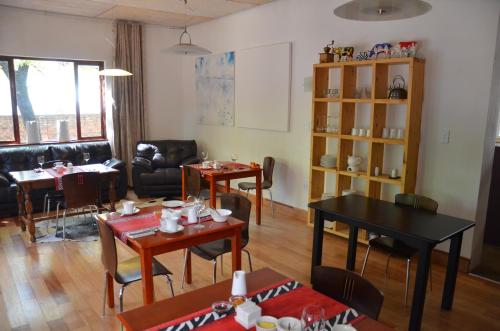 Un restaurante u otro lugar para comer en Bed & Breakfast in Hatfield