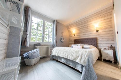 Postel nebo postele na pokoji v ubytování Le Cardinal B&B