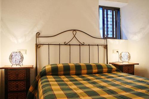 um quarto com uma cama com um cobertor verde e amarelo em Apartment Frasquita Boa em Júzcar