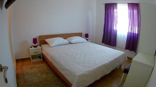 Un pat sau paturi într-o cameră la Apartments Tea