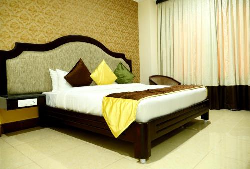 Ένα ή περισσότερα κρεβάτια σε δωμάτιο στο AVS Imperiaa Karaikal