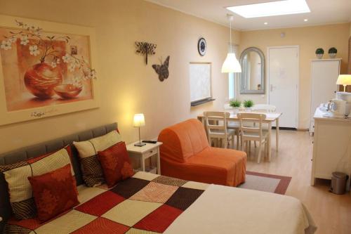 ein Wohnzimmer mit einem Bett und einem Esszimmer in der Unterkunft Tanja's B&B in Maastricht