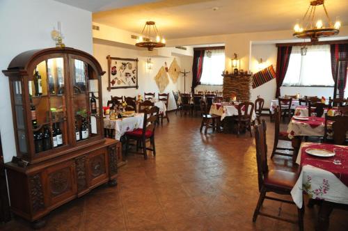 restauracja z jadalnią ze stołami i krzesłami w obiekcie Family Hotel Emaly 2 w mieście Saparewa Banja