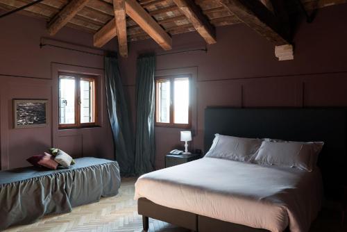um quarto com duas camas e um urso de peluche sentado nele em Hotel 5 Colonne em Mirano