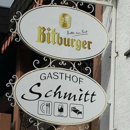 dos señales en el lateral de un edificio en Gasthof Schmitt, en Merzig