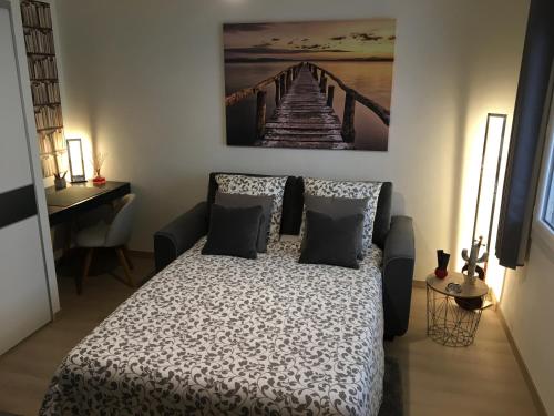 une chambre avec un lit avec un tableau sur le mur dans l'établissement Lovely Studio Cannes, à Cannes