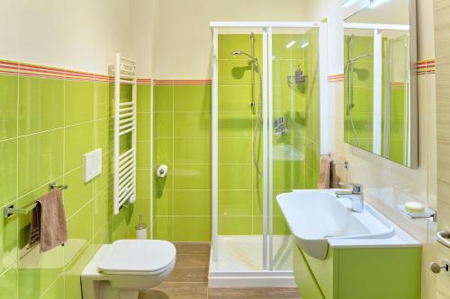 ディアーノ・マリーナにあるColibrì Apartments Diano Marinaの緑豊かなバスルーム(トイレ、シンク付)