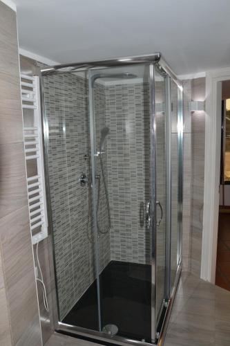 レッジョ・ディ・カラブリアにあるLivello Unoのバスルーム(ガラス張りのシャワー付)が備わります。