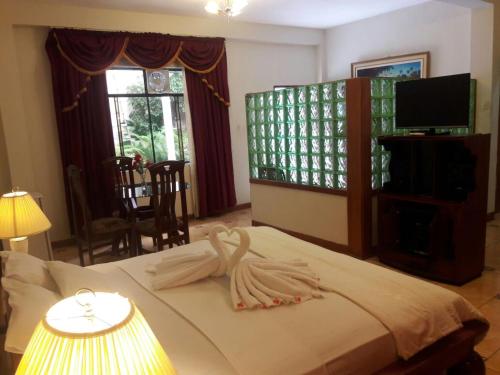 Un dormitorio con una cama con una toalla. en Amazon Green Hotel en Iquitos