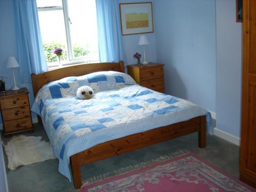 ナイトンにあるRose Cottage Dutlasのベッドルーム(ベッド1台、動物の詰め物付)