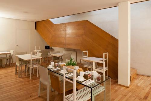 une salle à manger avec une table et quelques chaises dans l'établissement Hôtel La Pérouse, à Nantes