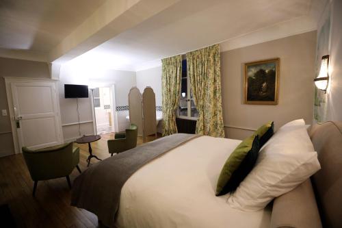 a bedroom with a bed and a living room at Au Jeu de Paume in Épernay