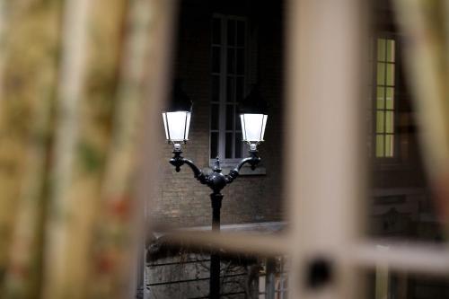 a street light in front of a building at Au Jeu de Paume in Épernay
