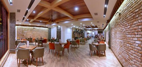 Un restaurante u otro lugar para comer en Hotel Happy