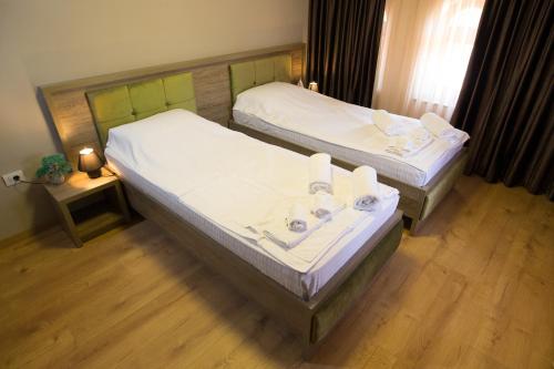 Una cama o camas en una habitación de Hotel Happy