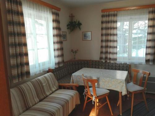 DölsachにあるFerienwohnung Haus Gomigのリビングルーム(テーブル、椅子、ソファ付)