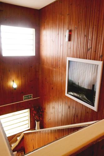 a wooden wall with a television in a room at Hotel A Mi Gente in Castillos