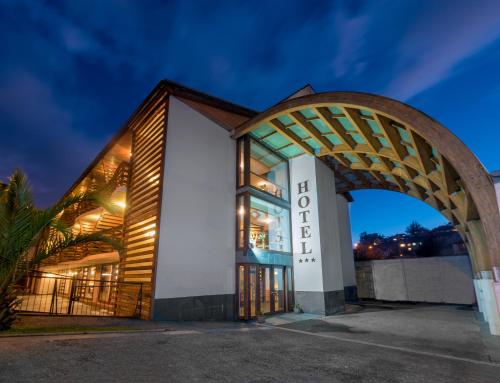 a building with an archway at night at Hotel Germania in Puerto Varas