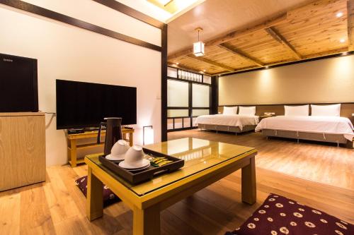 羅東鎮的住宿－日光微醺，一间酒店客房,设有两张床和电视