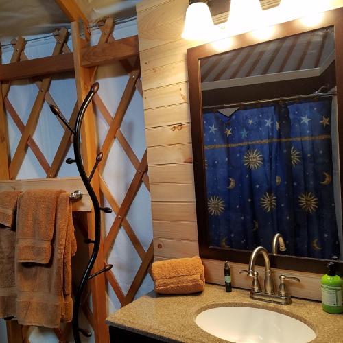 Bilik mandi di Yale Manor B&B & Yurt Glamping