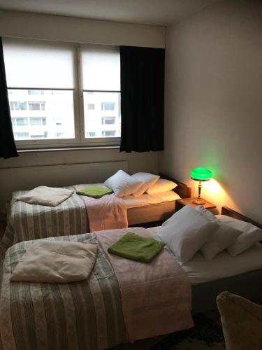 เตียงในห้องที่ Apartment Tampere