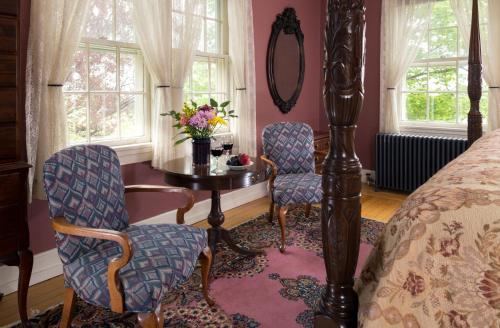 Ruang duduk di Yale Manor B&B & Yurt Glamping