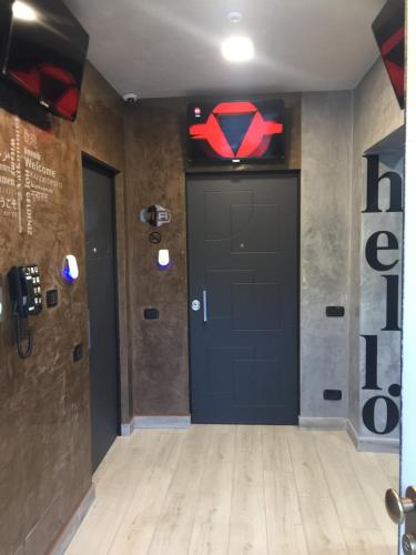 カプリアーテ・サン・ジェルヴァージオにあるB2In Suite & Officeのスーパーヒーローの看板が付いたドアのある部屋
